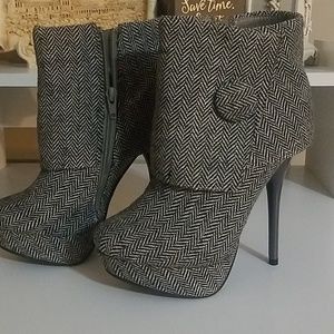 Grey/black ankle platform round toe heels *size 6